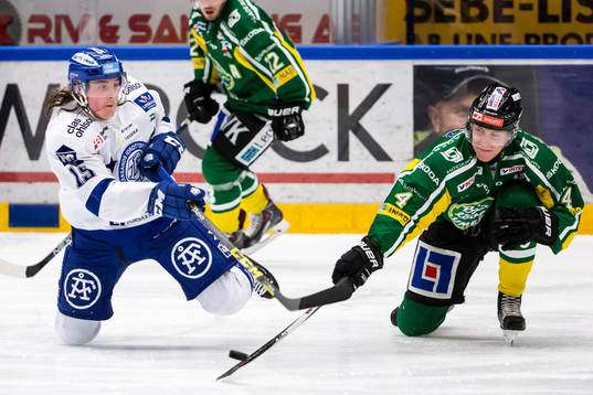Leksands Johan Porsberger i kamp om pucken med