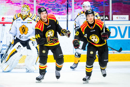 Brynäs Jacob Blomqvist och Adam Brodecki jublar