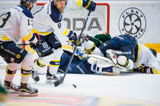 s målvakt Fredrik Pettersson-Wentzel ligger