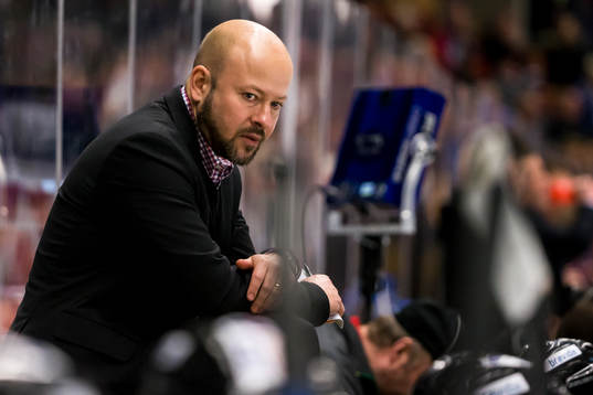 Björklövens tränare Tommy Jonsson i ishockeymatchen i