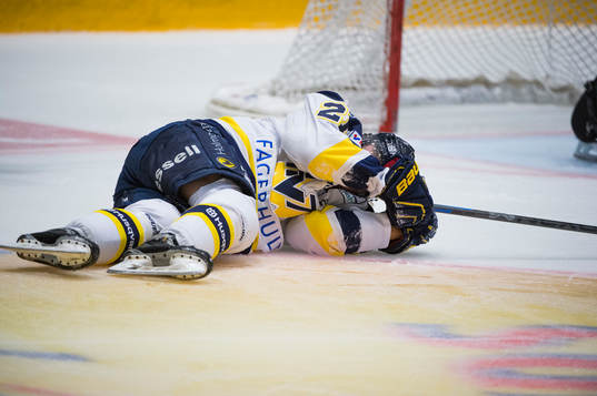 s Mattias Tedenby fick en smäll av Färjstads Ole Kristian
