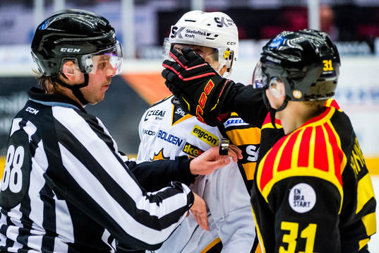 Linjedomare Daniel Persson går emellan Brynäs Daniel