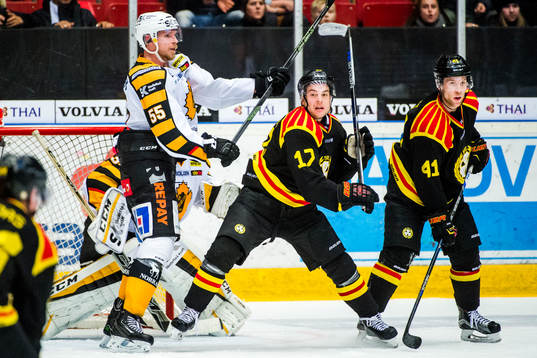 Skellefteås Alexander Urbom i en situation med Brynäs