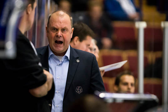 Leksands tränare Per-Erik Johnsson i ishockeymatchen i