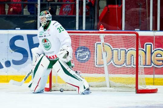 Rögles målvakt Oscar Dansk släpper in Modos Jesper