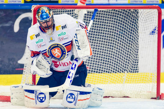 Växjös målvakt Cristopher Nihlstorp räddar ett skott