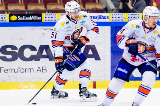 Växjös Joey Crabb med pucken
