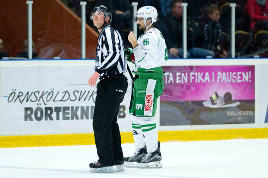 Rögles Kevin Marshall blir utvisad