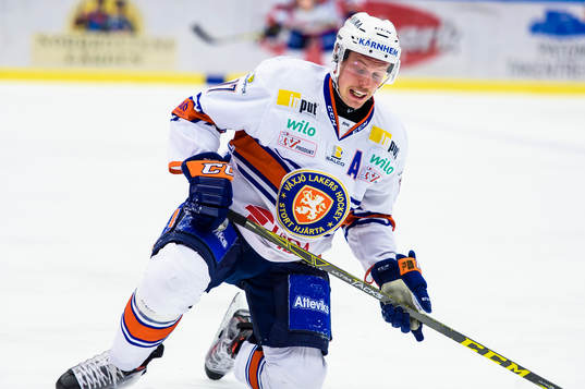 Växjös Alexander Johansson försöker ta sig av isen