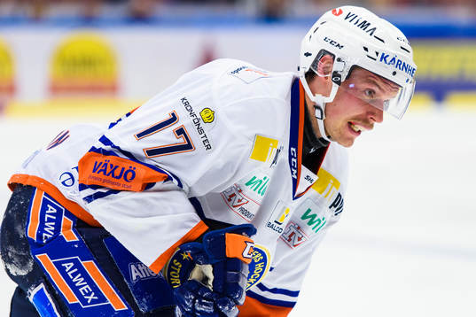 Växjös Alexander Johansson försöker ta sig av isen