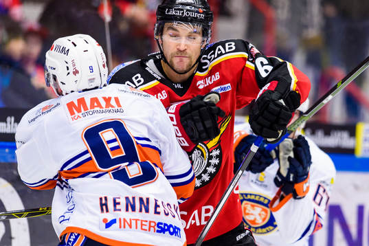 Luleås Craig Schira tacklar Växjös Josh Hennessy