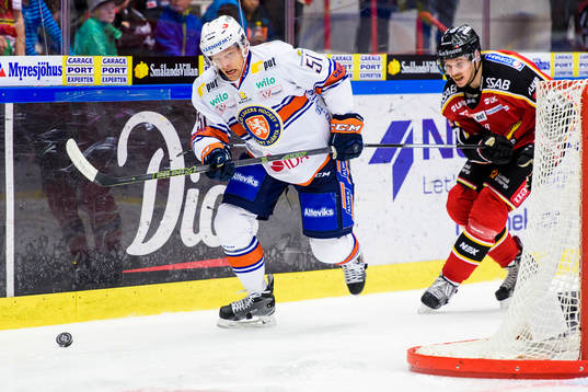 Växjös Joey Crabb jagas av Luleås Brendan Mikkelson