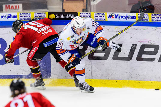 Luleås Jacob Lagacé tacklar Växjös Tuomas Kiiskinen