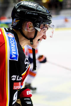 Luleås Johan Forsberg blöder kraftigt från huvudet
