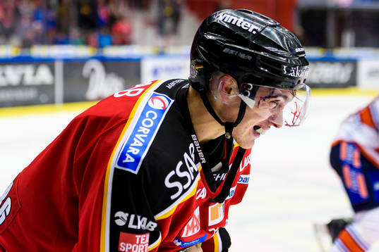 Luleås Johan Forsberg blöder kraftigt från huvudet