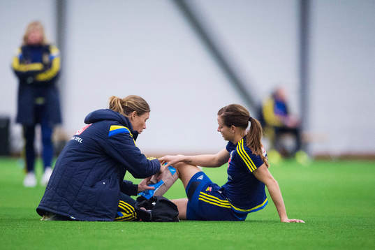 Lotta Schelin får sitt ben lindat