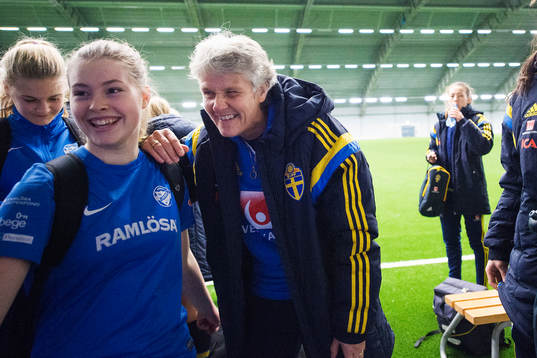 Sveriges förbundskapten Pia Sundhage tar bilder med några