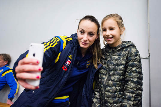 Kosovare Asllani tar en selfie med en besökare