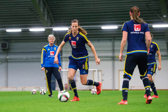 Lotta Schelin framför sveriges förbundskapten Pia Sundhage