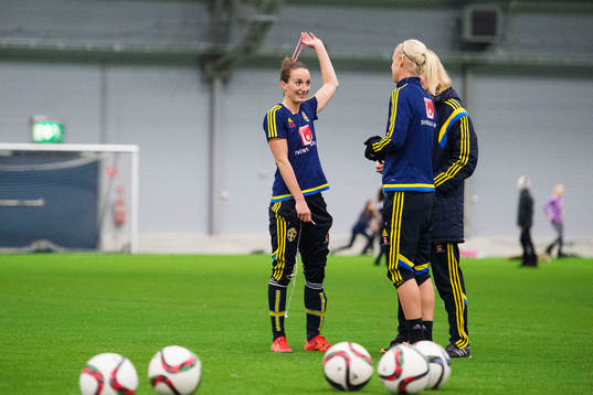 Kosovare Asllani och Caroline Seger