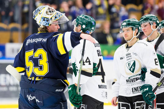 s målvakt Fredrik Pettersson-Wentzel tackar Färjestads