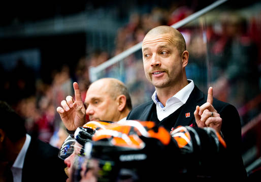 Örebros assisterande tränare Johan Tornberg jublar