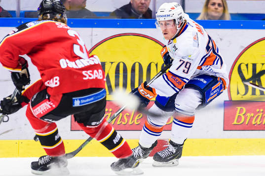 Växjös Patrik Lundh med pucken