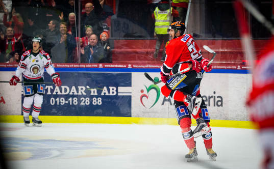 Örebros Greg Squires jublar med Petr Zamorsky