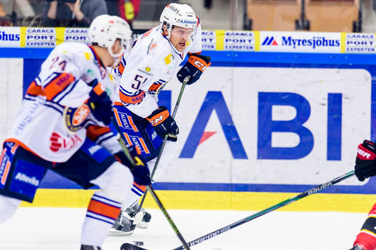 Växjös Joey Crabb med pucken