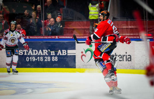 Örebros Greg Squires jublar med Petr Zamorsky