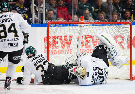 Färjestads Magnus Nygren åker ihop med Färjestads