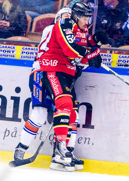 Luleås Karl Fabricius tacklar Växjös Ville Varakas