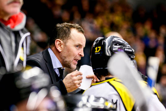 Brynäs tränare Thomas Berglund pratar med Pathrik
