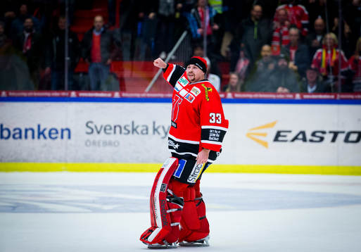Örebros målvakt Julius Hudacek jublar med fansen