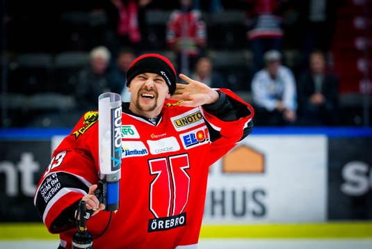 Örebros målvakt Julius Hudacek jublar med fansen