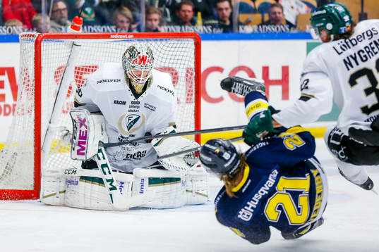 s Mattias Tedenby som rivs ner av Färjestads Magnus Nygren