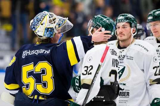 s målvakt Fredrik Pettersson-Wentzel tackar Färjestads