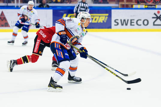 Växjös Ville Varakas med pucken