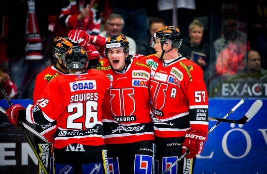 Örebros Petr Zamorsky gör 4-2 och jublar med Greg Squires