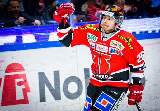 Örebros Greg Squires gör 5-2 på straff och jublar