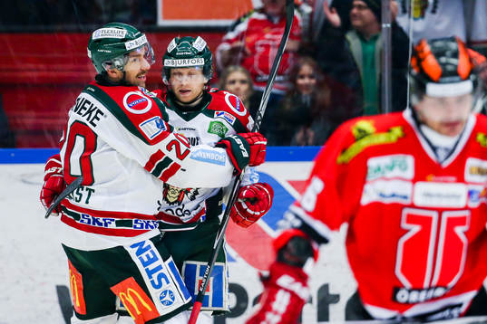 Frölundas Joel Lundqvist och Ryan Lasch jublar