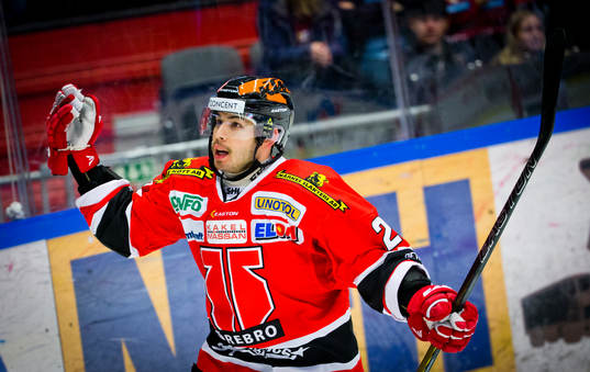 Örebros Greg Squires gör 5-2 på straff och jublar