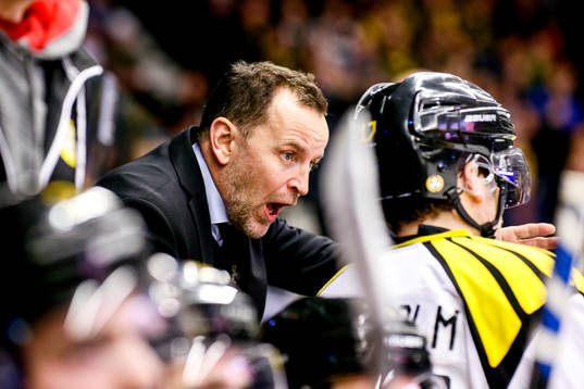 Brynäs tränare Thomas Berglund pratar med Pathrik