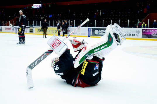 Modos målvakt Jonatan Bjurö gör en kullerbytta