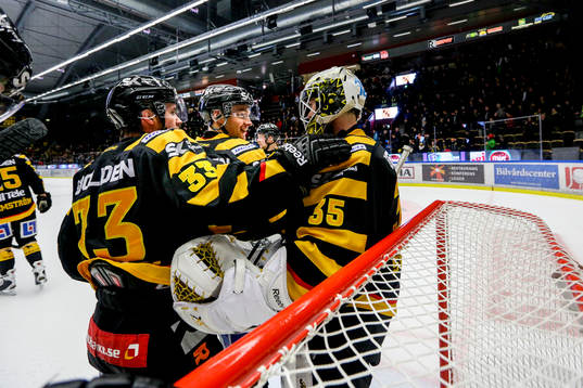 Skellefteås målvakt Markus Svensson, Adam Pettersson och