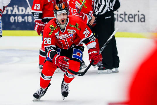 Örebros Greg Squires jublar