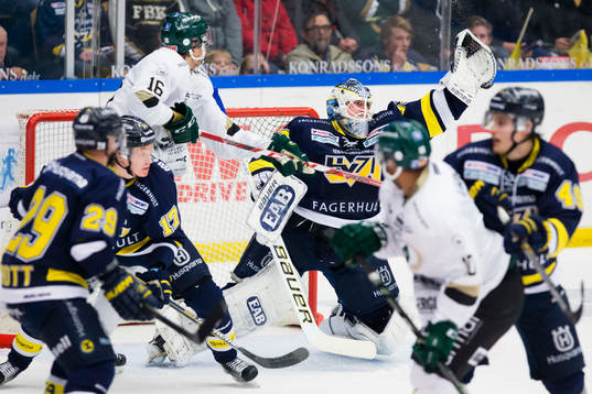 s målvakt Fredrik Pettersson-Wentzel plockar pucken