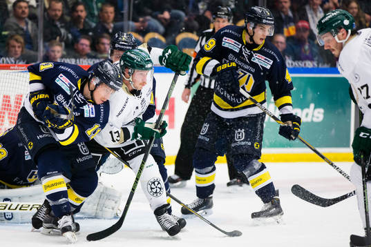 s Simon Önerud och Färjestads Linus Persson i kamp