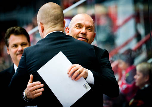 Örebros tränare Kent Johansson jublar med assisterande