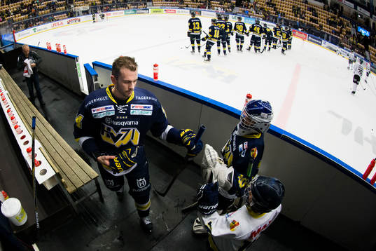 s Erik Christensen gör high five med knattar